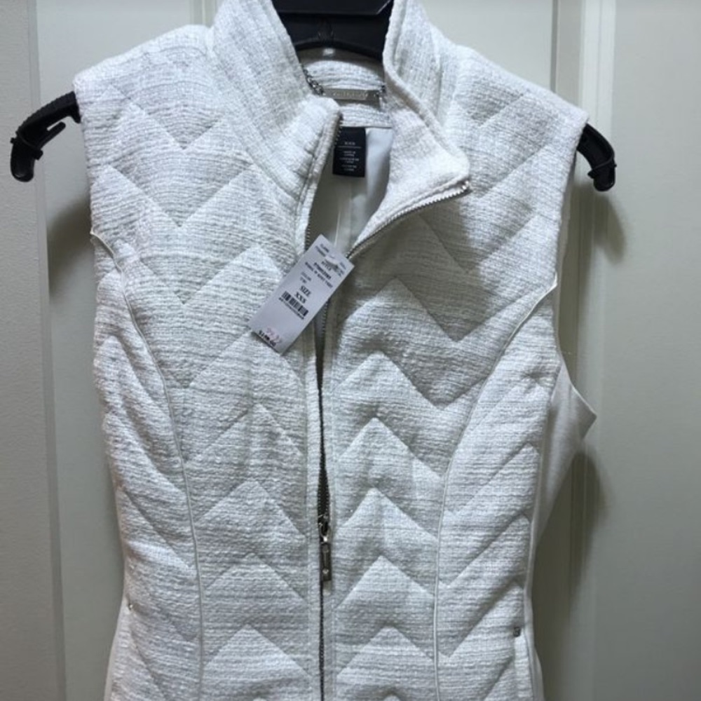 Vest Cream in color